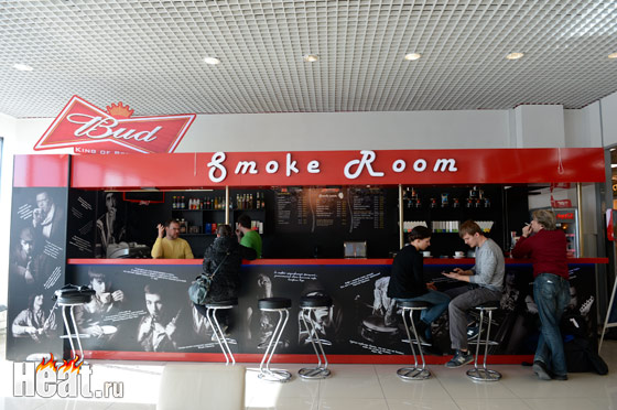 Кафе Smoke room, принадлежащее Костюшкину расположено в здании Аэроэкспресса