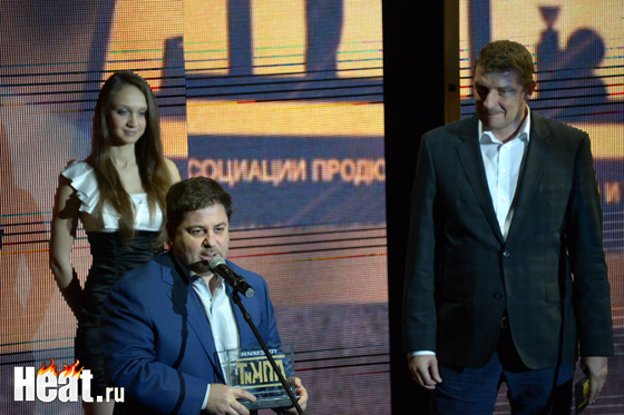 Александр Цекало принимает награду вместо Павла Деревянко, который стал лучшим актером