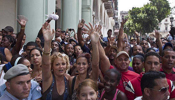 Десятки кубинцев окружили пару,чтобы поздравить с праздником
