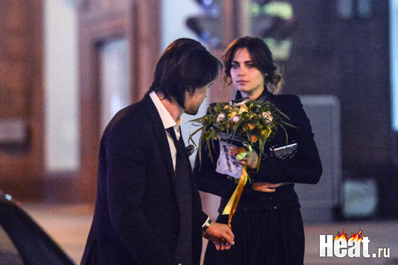 В руках у Юлии был букет цветов, который подарил ей Даниил