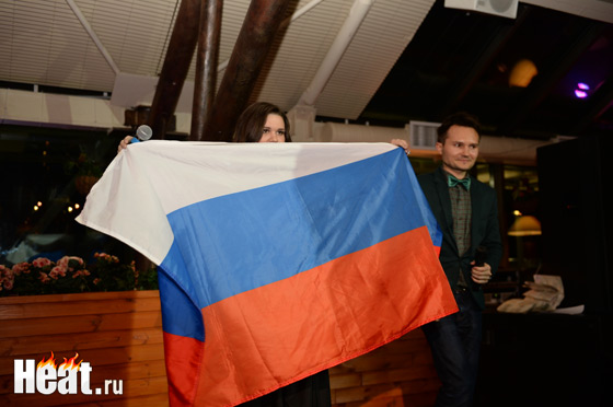 На сцене Дина взяла в руки российский флаг и пообещала достойно выступить в Мальме
