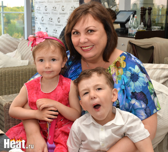 Мама Инны Надежда Николаевна с внуками Миланой и Димой