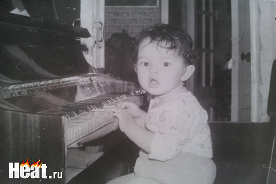 Несмотря на большое желание и явный талант, в музыкальной школе Марина так и не отучилась