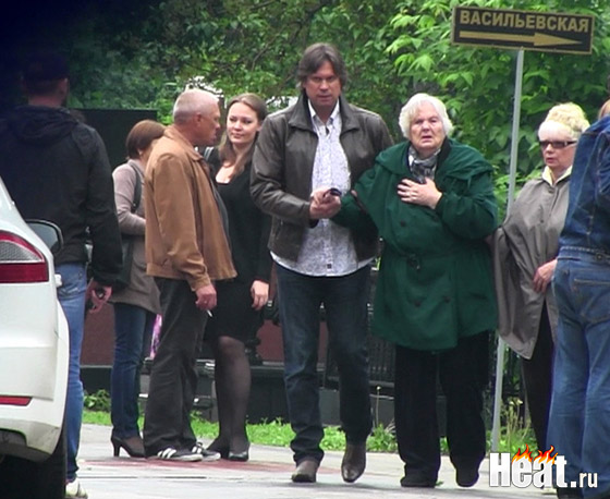 Людмила Александровна Абдулова с трудом ходит, но на могилу к сыну приехала 