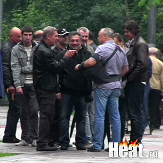 Родные и близкие Абдулова, поздравив друга разъехались по делам, а к памятнику весь день приходили поклонники его таланта