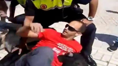 %D0%9C%D1%83%D0%B6%D1%87%D0%B8%D0%BD%D0%B5%20%D1%87%D1%83%D0%B4%D0%BE%D0%BC%20%D1%83%D0%B4%D0%B0%D0%BB%D0%BE%D1%81%D1%8C%20%D0%B8%D0%B7%D0%B1%D0%B5%D0%B6%D0%B0%D1%82%D1%8C%20%D1%81%D0%B5%D1%80%D1%8C%D0%B5%D0%B7%D0%BD%D1%8B%D1%85%20%D1%82%D1%80%D0%B0%D0%B2%D0%BC%20%D0%B2%D0%BE%20%D0%B2%D1%80%D0%B5%D0%BC%D1%8F%20%D1%81%D1%85%D0%B2%D0%B0%D1%82%D0%BA%D0%B8%20%D1%81%20%D0%B1%D1%8B%D0%BA%D0%BE%D0%BC%20(%D1%84%D0%BE%D1%82%D0%BE%3A%20lainformacion.com