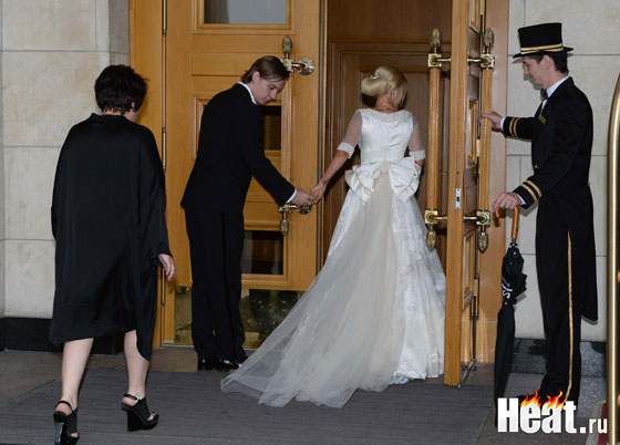 Кудрявцева и Макаров входят в отель, где запланирована свадебная фотосессия