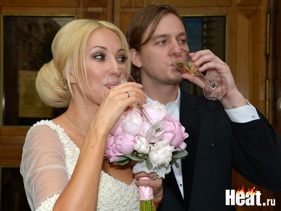 После регистрации брака новоиспеченные муж и жена выпили шампанского