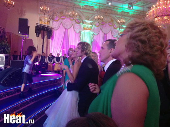 Гости почти всю свадьбу провели танцуя у сцены