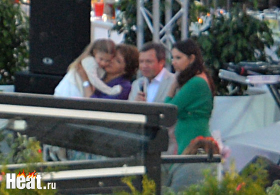 Во время праздника Татьяна Юмашева не выпускала дочурку Натальи Синдеевой из рук
