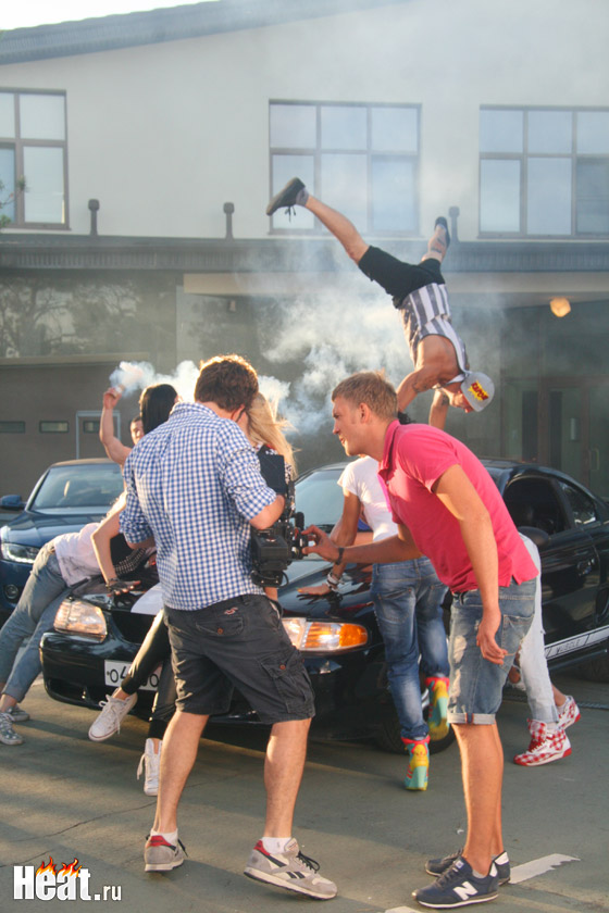 Паркурщик оставил вмятины на старом Форде