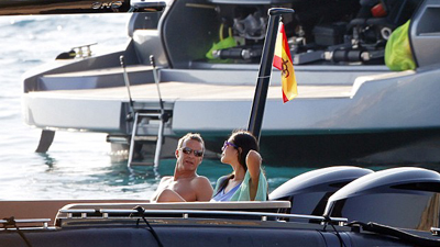 %D0%9F%D0%BE%D1%81%D0%BB%D0%B5%20%D0%BF%D0%BE%D0%B3%D1%80%D1%83%D0%B6%D0%B5%D0%BD%D0%B8%D1%8F%20%D0%BF%D0%B0%D1%80%D0%B0%20%D0%BF%D1%80%D0%BE%D0%BA%D0%B0%D1%82%D0%B8%D0%BB%D0%B0%D1%81%D1%8C%20%D0%BD%D0%B0%20%D0%BA%D0%B0%D1%82%D0%B5%D1%80%D0%B5%20(%D1%84%D0%BE%D1%82%D0%BE%3A%20Splash%20News)