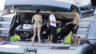 %D0%94%D0%BE%D1%80%D0%BE%D0%BD%D0%B8%D0%BD%20%D1%83%D1%81%D1%82%D1%80%D0%BE%D0%B8%D0%BB%20%D0%BD%D0%BE%D0%B2%D0%BE%D0%B9%20%D0%B4%D0%B5%D0%B2%D1%83%D1%88%D0%BA%D0%B5%20%D0%BD%D0%B5%D0%B7%D0%B0%D0%B1%D1%8B%D0%B2%D0%B0%D0%B5%D0%BC%D1%8B%D0%B9%20%D0%BE%D1%82%D0%B4%D1%8B%D1%85%20(%D1%84%D0%BE%D1%82%D0%BE%3A%20Splash%20News)