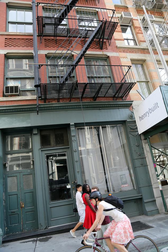 %D0%9F%D0%BE%D0%BF%D1%8B%D1%82%D0%BA%D0%B0%20%D0%BE%D0%B3%D1%80%D0%B0%D0%B1%D0%BB%D0%B5%D0%BD%D0%B8%D1%8F%20%D0%BF%D1%80%D0%BE%D0%B8%D0%B7%D0%BE%D1%88%D0%BB%D0%B0%20%D0%BF%D1%80%D1%8F%D0%BC%D0%BE%20%D0%BF%D0%B5%D1%80%D0%B5%D0%B4%20%D0%B4%D0%BE%D0%BC%D0%BE%D0%BC%20%D1%81%D0%BA%D1%83%D0%BB%D1%8C%D0%BF%D1%82%D0%BE%D1%80%D0%B0%20(%D1%84%D0%BE%D1%82%D0%BE%3A%20nydailynews.com)