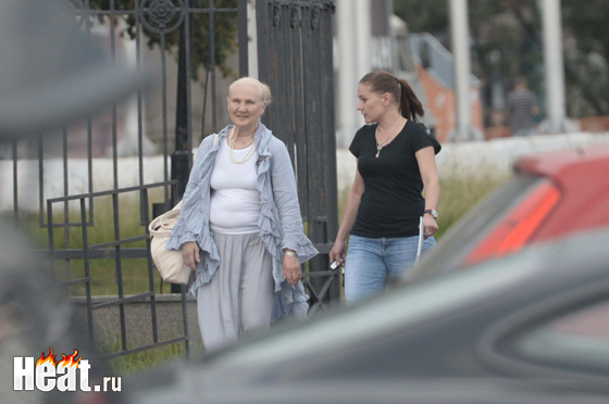 В течение дня актриса обычно встречается с коллегами и друзьями