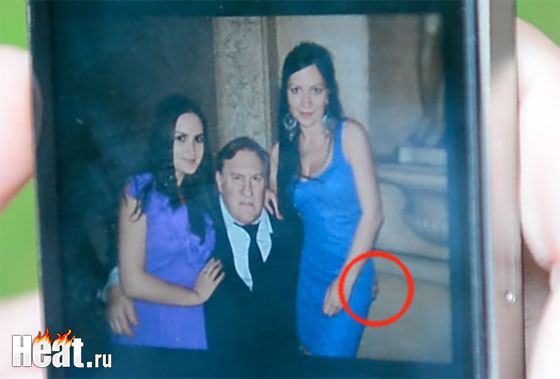 Алиса продемонстрировала нам фото, на котором заметно, что французский актер не упускает ни единой возможности, чтобы не воспользоваться пикантной ситуацией