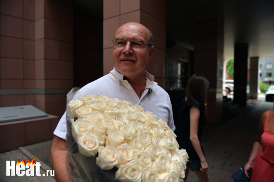 Николай встречал Ольгу с роскошным букетом белых роз