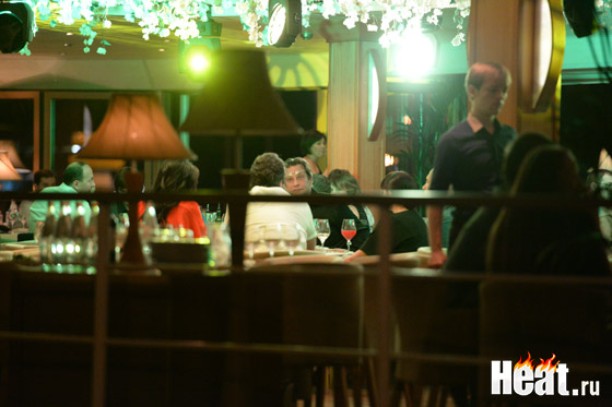 После гала-концерта Домогаров с друзьями продолжил празднование в ресторане "Чайка"