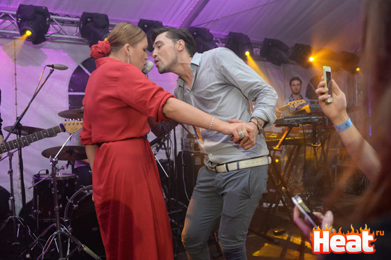 Знаменитую композицию "На берегу неба" Билан исполнил дуэтом с Ириной Дубцовой