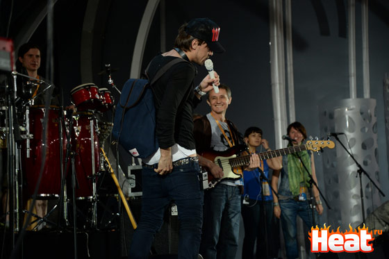 Заметив, что он в нижнем белье, певец быстро подтянул брюки