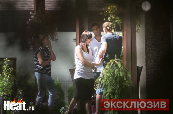 Иван Ургант первым приехал поздравить друга с рождением сына