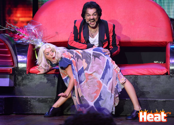 Сценка драки с девушкой - своеобразный стеб Киркорова над минувшим скандалом