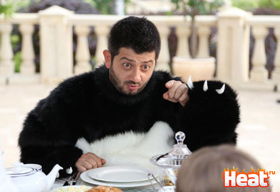 В новой комедии Галустян играет в костюме панды