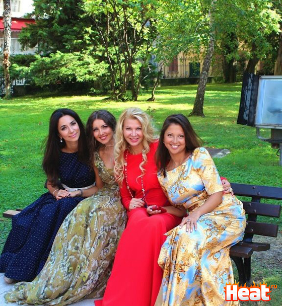 Подружки невесты прилетели во Францию специально, чтобы присутствовать на таинстве