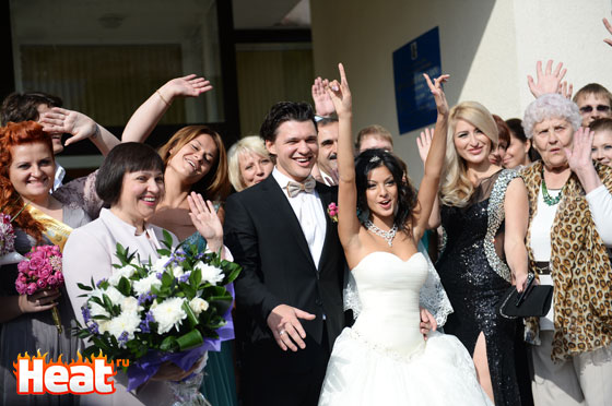 После официальной церемонии в загсе молодожены отправились на прогулку по Москве