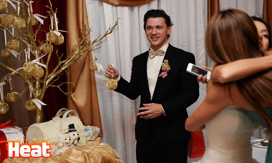 Всем неженатым и незамужним друзьям и подругам молодожены вручили благословение в виде шариков