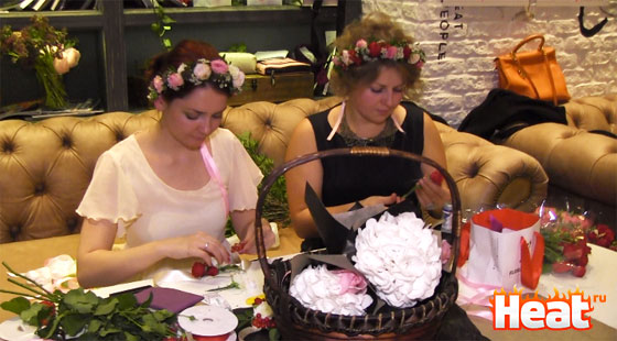 На протяжении всего вечера флористы нового бутика плели для гостей презентации цветочные ободки