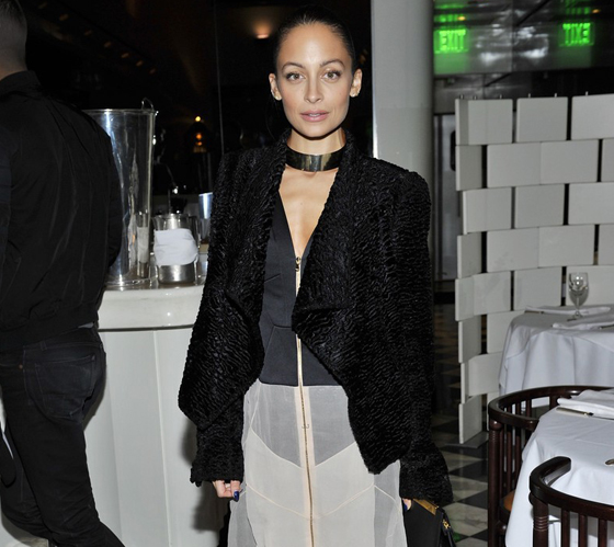 Во время последних выходов светская львица предпочитала скрывать фигуру под объемной одеждой