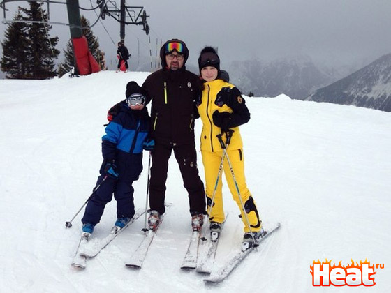 Дети Алексея Рыжова - сын Ваня и дочь Таня впервые встали на лыжи
