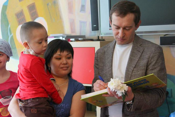 Хабенский с 2008 года помогает детям с онкологическими заболеваниями головного мозга