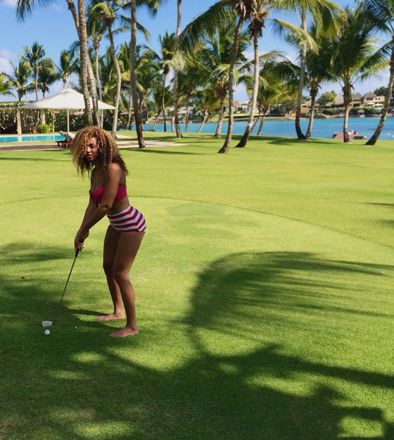 Бейонсе играет в гольф под пальмами