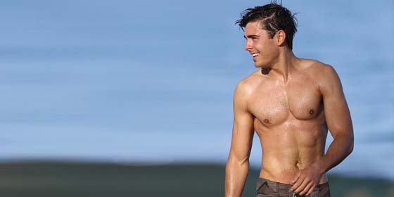 Папарацци нередко охотятся за актером на пляжах, где он демонстрирует безупречную фигуру