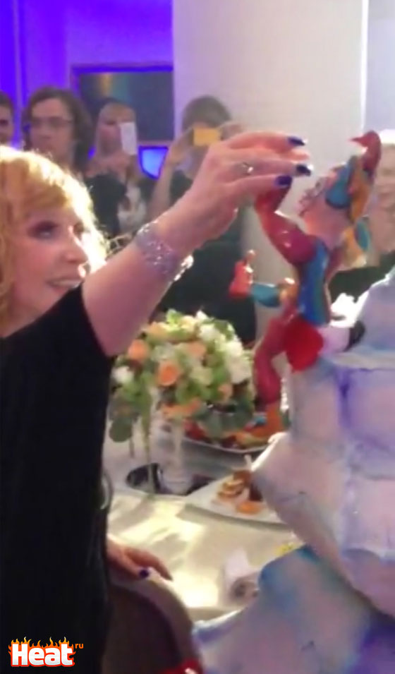 Торт восхитил всех гостей во главе с именинницей