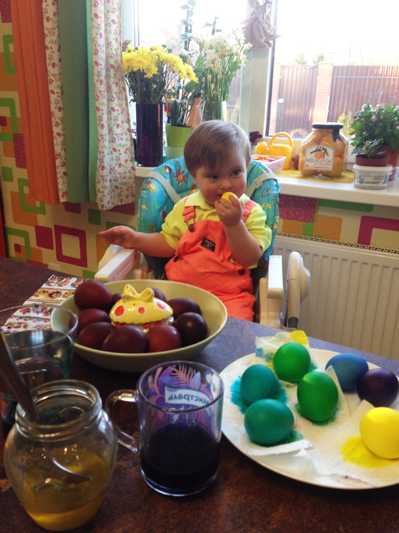 Маленький Сема помогает маме красить пасхальные яйца
