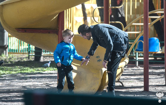 Певец гуляет с 4-летним сыном Ильей