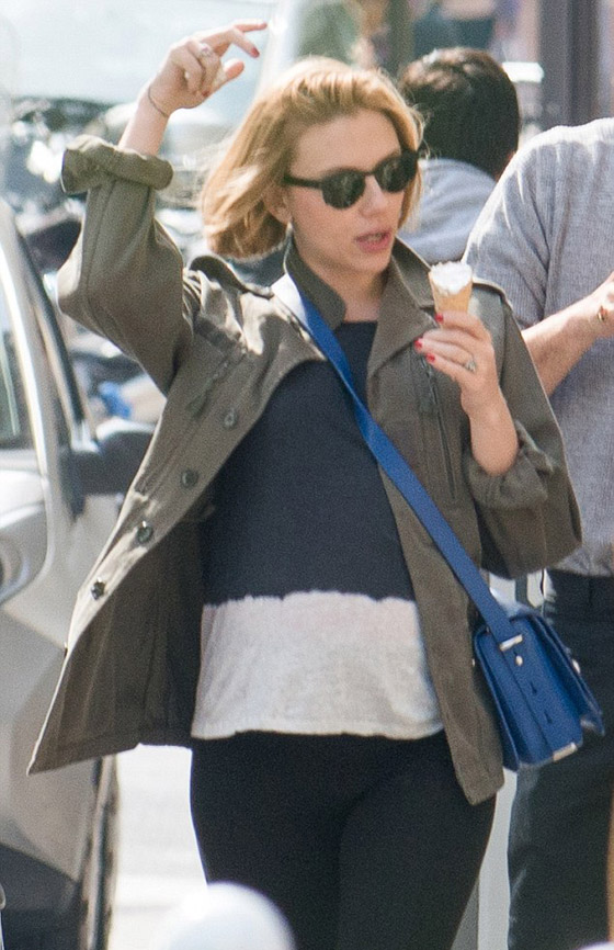 Живот актрисы Скарлетт Йоханссон заметно округлился