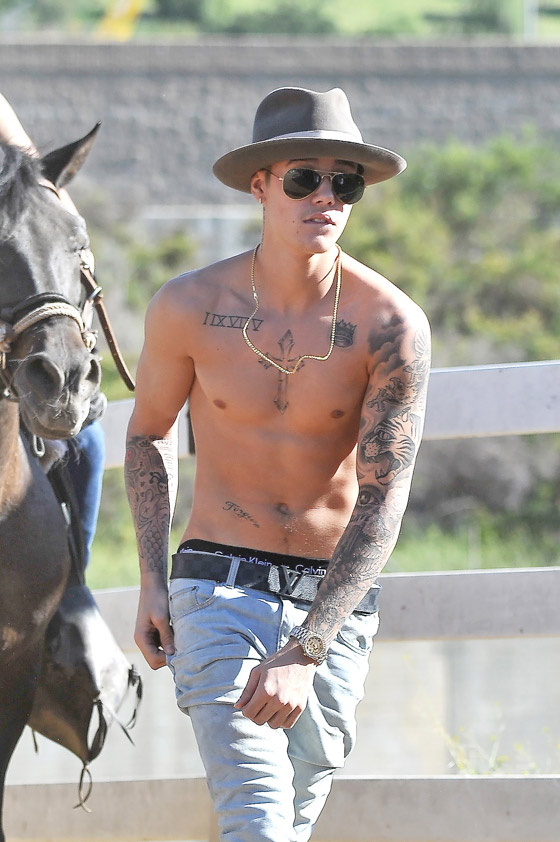 Веб-камера алдында жалаңаш қыздар