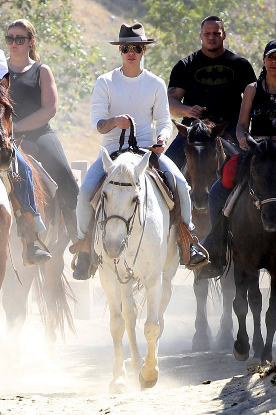 Джастин Бибер оседлал коня