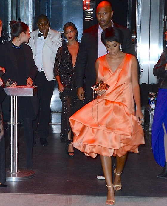 Сестры Ноулз вышли из лифта как ни в чем не бывало, но Jay-Z не смог скрыть шок