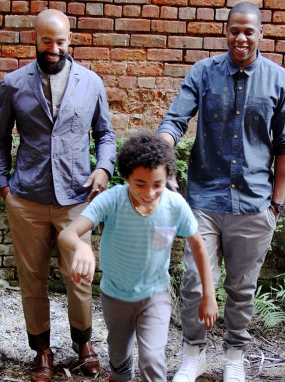 Алан Фергюсон и рэпер Jay-Z играют с сыном Соланж Дэниэлом 