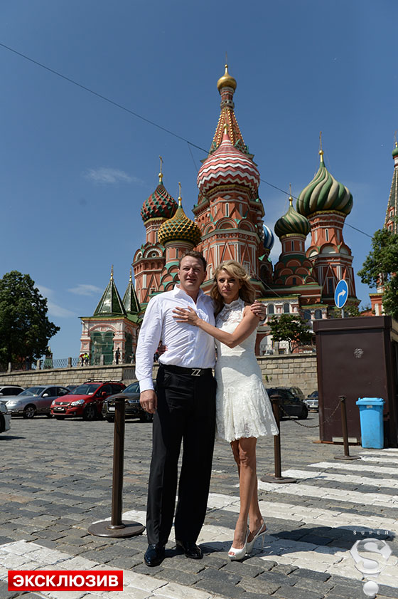 Пара вместе с гостями посетила Красную площадь