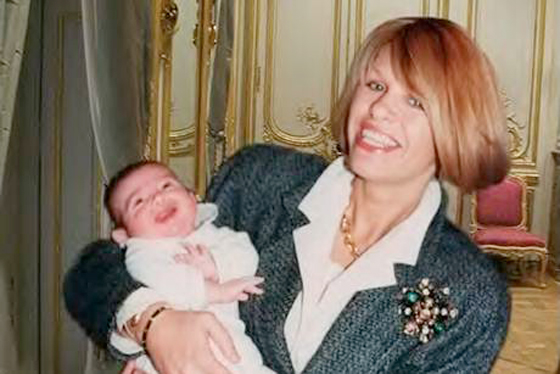 Новорожденный Ванделли на руках своей матери