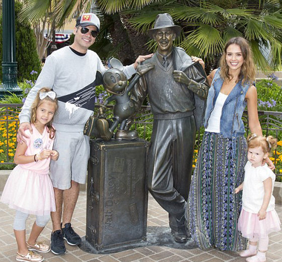 Джессика Альба с мужем Кэшем Уорреном и дочерьми Онор и Хэвен