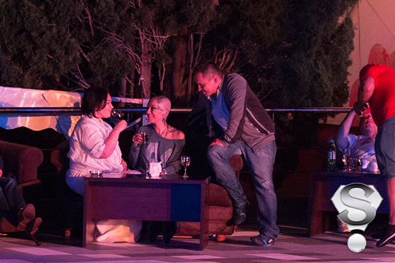 На вечеринке у бассейна минувшим вечером отдыхала и телеведущая Лариса Гузеева