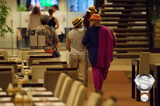 Устав от шумного веселья, дамы удалились в гостиничный номер