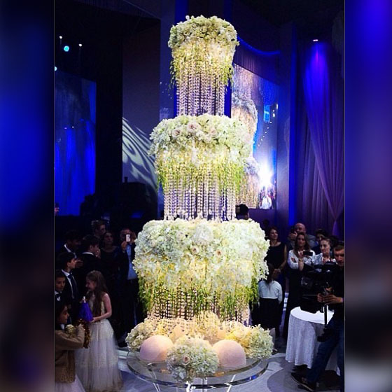 Невесомый свадебный торт высотой в несколько метров